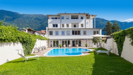 Hotel Teutschhaus © Ingrid Heiss Modernes weißes Gebäude mit Schwimmbad und Bergen im Hintergrund