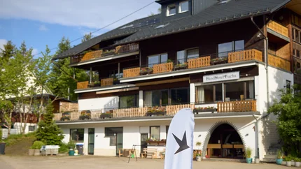 Landhotel Fuchs © David Lemanski Außenansicht des Landhotels Fuchs mit Balkon und weißer Werbefahne