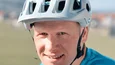 Gravelbike Holidays © Hotel Rössle GmbH Nahaufnahme eines lächelnden Mannes mit weißem Fahrradhelm und blauem Shirt