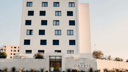 Hotel Capris © Hotel Capris Capodistria Boutique Moderner weißer Hotelgebäudefront mit schwarzem Fensterdesign