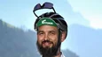 Gravelbike Holidays © Hotel Ostaria Posta Mann mit Fahrrad und Helm steht vor Berglandschaft