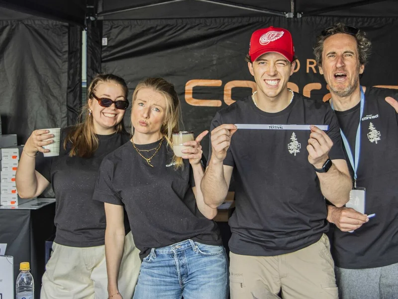 Gravelbike Holidays © Sport Conrad-Leon Hoesch Vier Personen an einem Registrierungsstand bei einer Veranstaltung