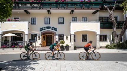 Rennrad & Triathlonhotel Jakob © Erwin Haiden Drei Radfahrer vor Hotel Jakob bei sonnigem Wetter