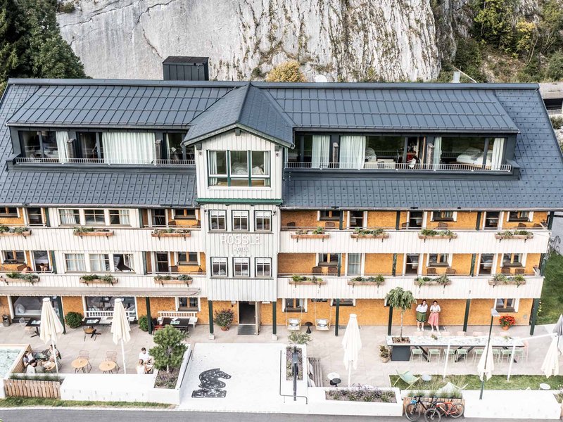 Gravelbike Holidays © Hotel Adler - Hotel Rössle GmbH Außenansicht des Rossli Hotels mit Terrasse und Bergkulisse