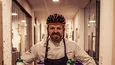 Gravelbike Holidays © Robert Weber Mann mit Fahrradhelm hinter Infostand für Bucklbiken und Krumbacherhof