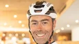 Gravelbike Holidays © Andrea Acler Lächelnder Radfahrer mit Helm in Sport- und Wellnesshotelumgebung