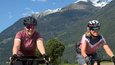 Gravelbike Holidays © Hotel Innerhofer Zwei Frauen radeln auf einem Weg mit Bergen im Hintergrund