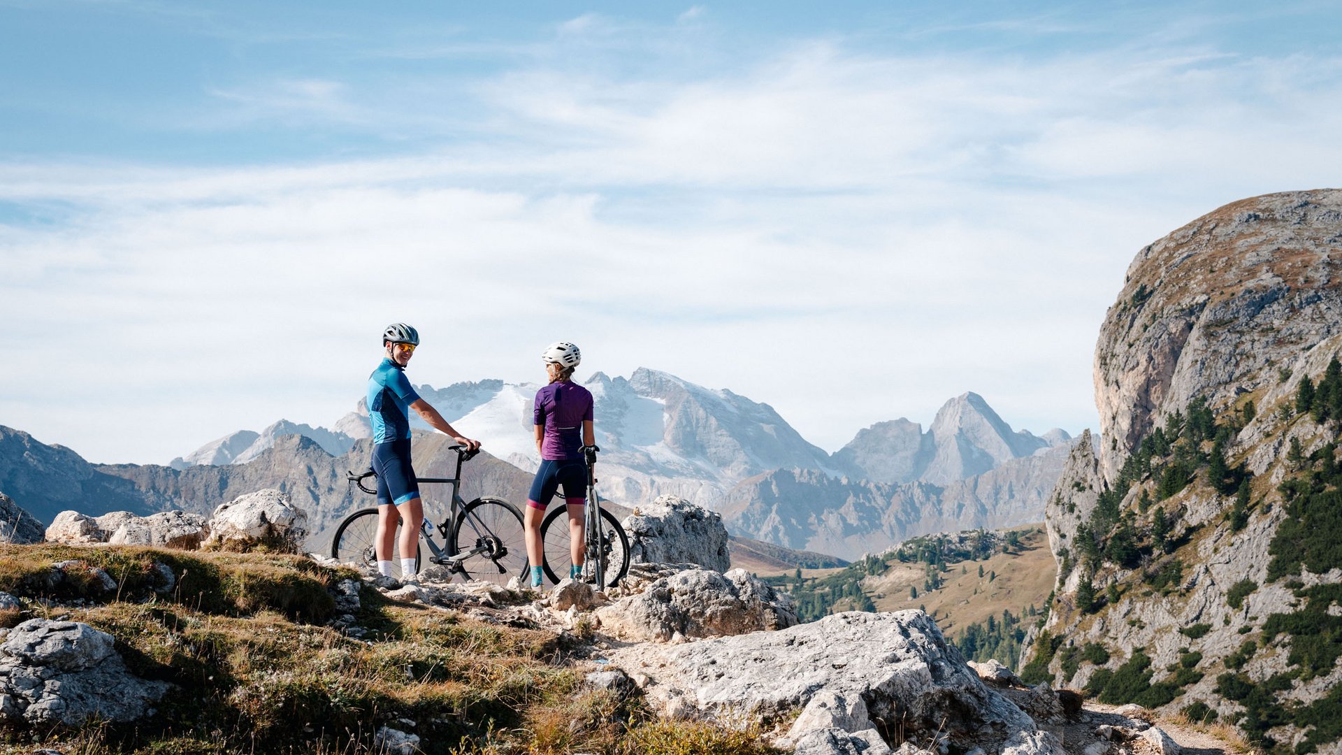 Gravelbike Holidays © Josef Plaickner Zwei Radfahrer mit Helm in den Bergen auf einem felsigen Pfad