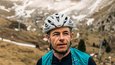 Gravelbike Holidays © Chiara Redaschi Rennradfahrer mit Helm vor Berglandschaft mit wenig Schnee