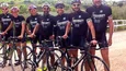 Gravelbike Holidays © Hotel Lungomare Cesenatico Sieben Radfahrer in schwarzer Lungomare Kleidung mit Fahrrädern im Freien