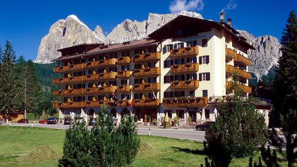 Hotel Villa Argentina © Hotel Villa Argentina Cortina Hotel Villa Argentina vor Bergen und grünem Rasen bei klarem Himmel
